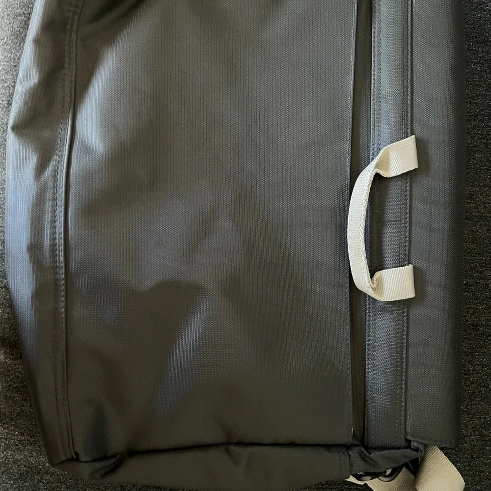 ⭐️ Firm Price ⭐️ New without tags Skyway messenger laptop bag